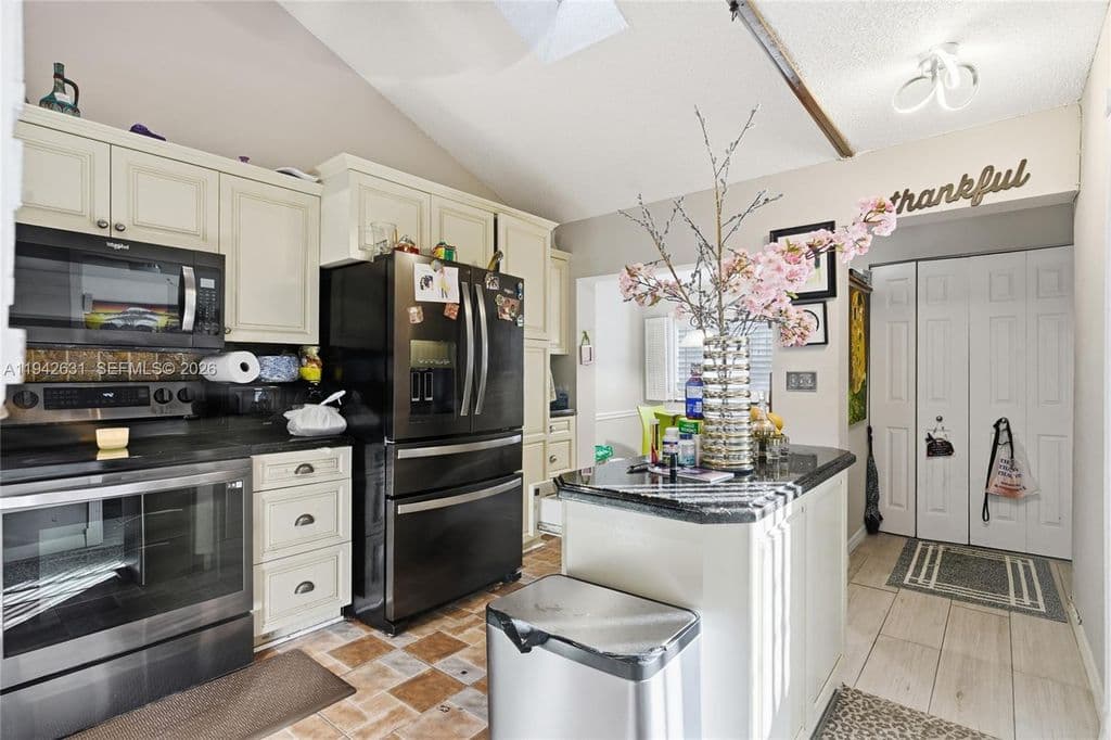 3+1 Mülk — 7790 NW 79th Ave APT G6