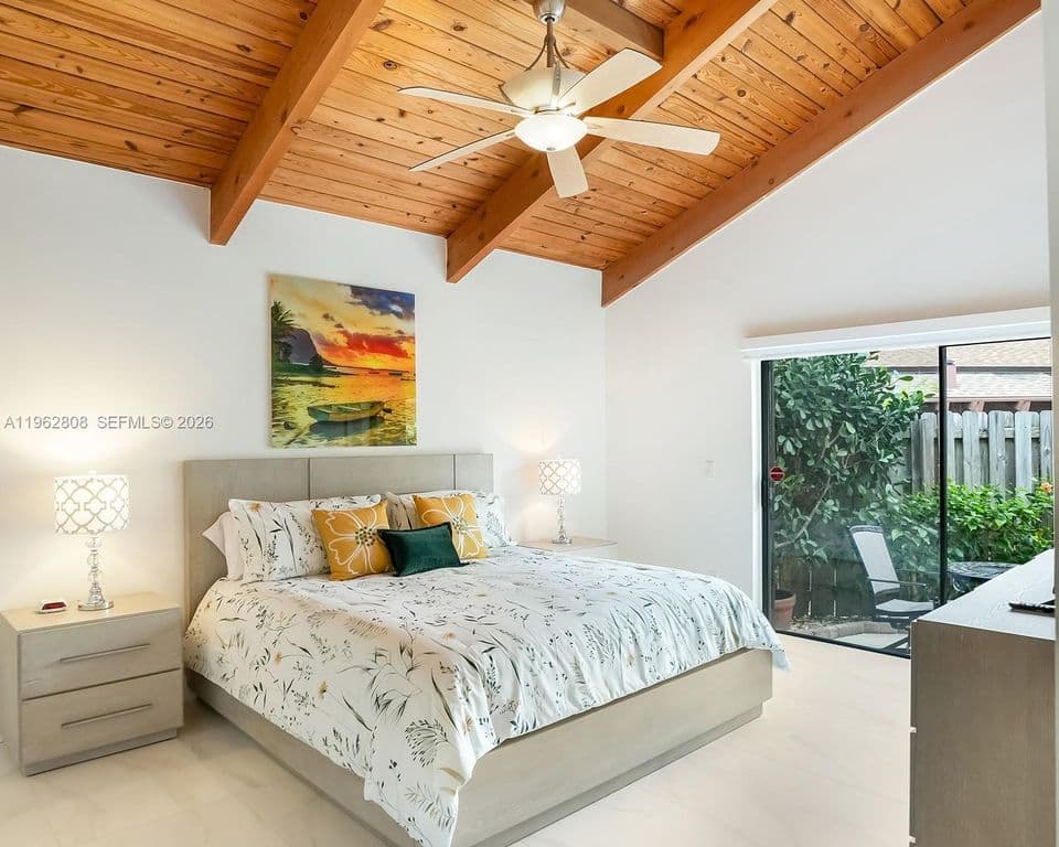3+1 Müstakil ev — 413 Leslie Dr