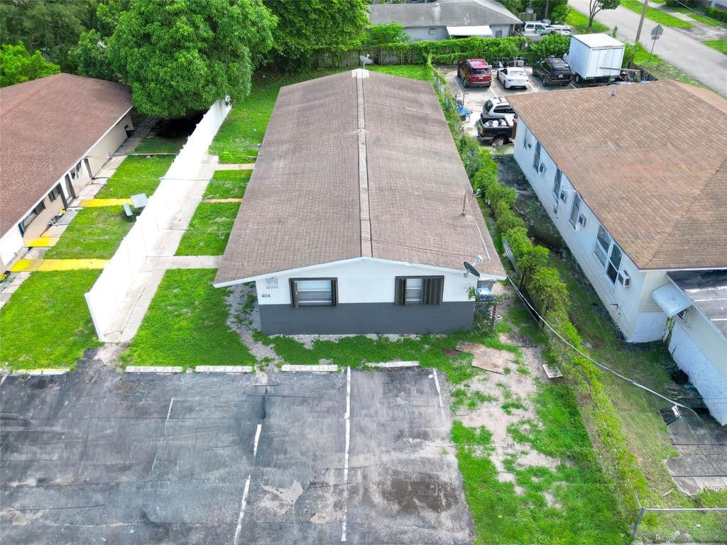 6+1 Mülk — 404 NE 4th Street