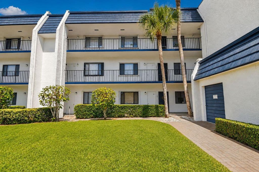 3+1 Condo — 4483 LUXEMBURG Court #103