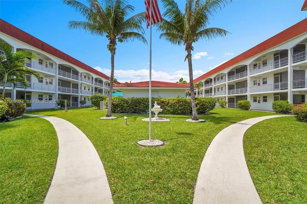 2+1 Condo — 580 Egret Dr APT 303