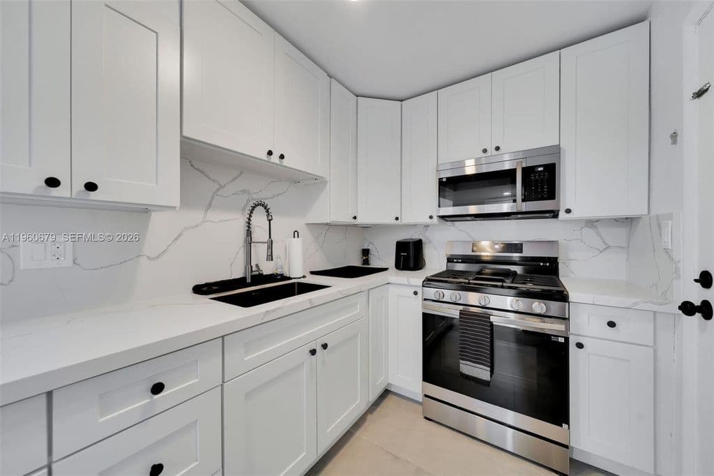 1+1 Condo — 6900 N Kendall Dr APT A303