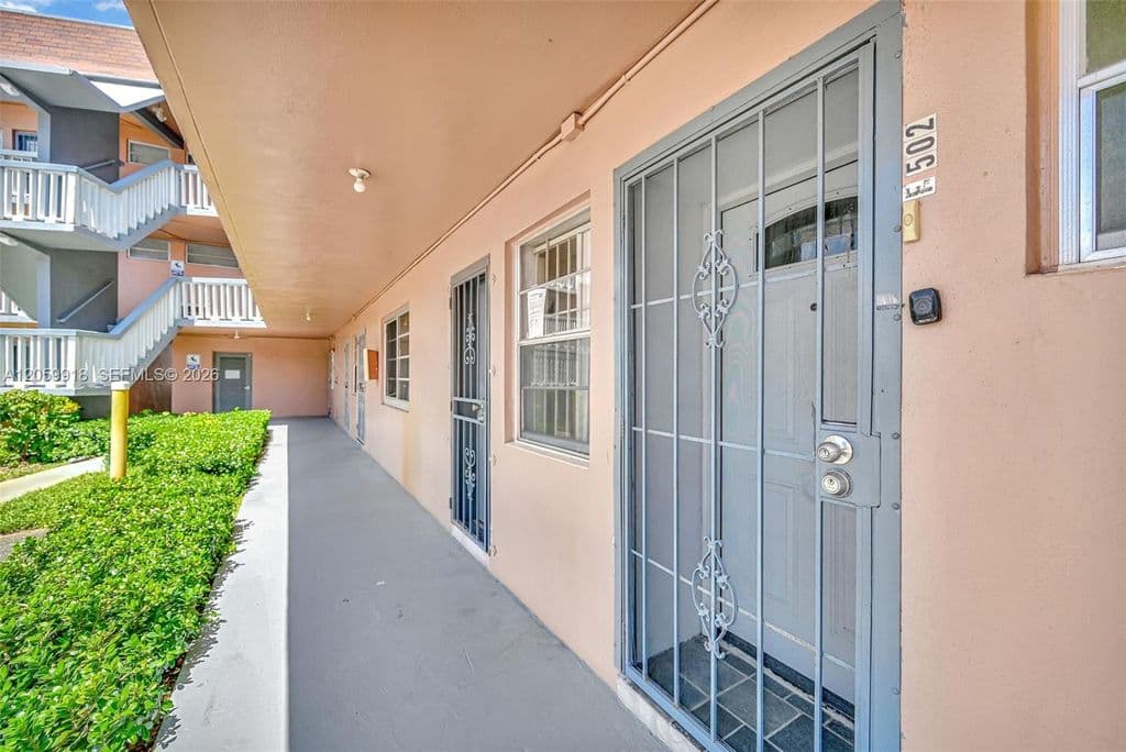 1-bedroom Condo — 18555 NE 14th Ave APT 502