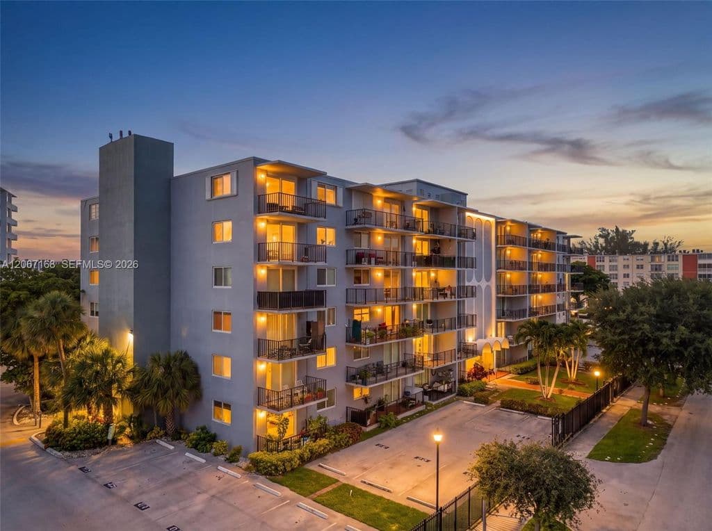 2+1 Condo — 12500 NE 15th Ave APT 306