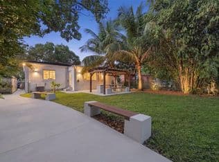 4+1 Müstakil ev — 555 NE 73rd St, Miami, 33138
