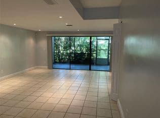 3+1 Townhouse — 8843 SPRINGTREE LAKES Drive, Fort Lauderdale, 33351
