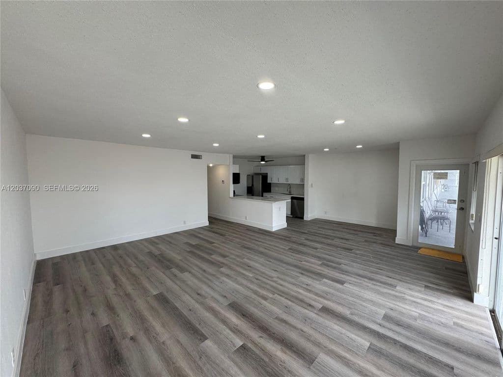 2+1 Condo — 630 Layne Blvd APT 211