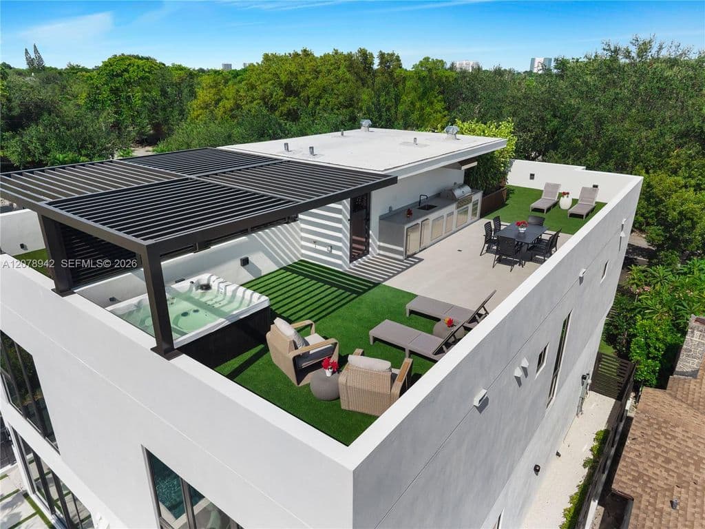 3+1 Mülk — 3910 NW 3rd Ave