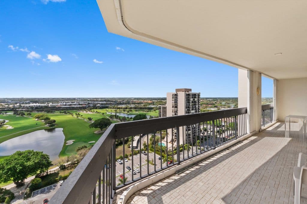 3-bedroom Condo — 2400 Presidential Way #2004
