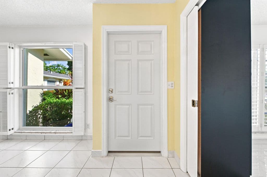 2+1 Condo — 13782 Vía Flora #C