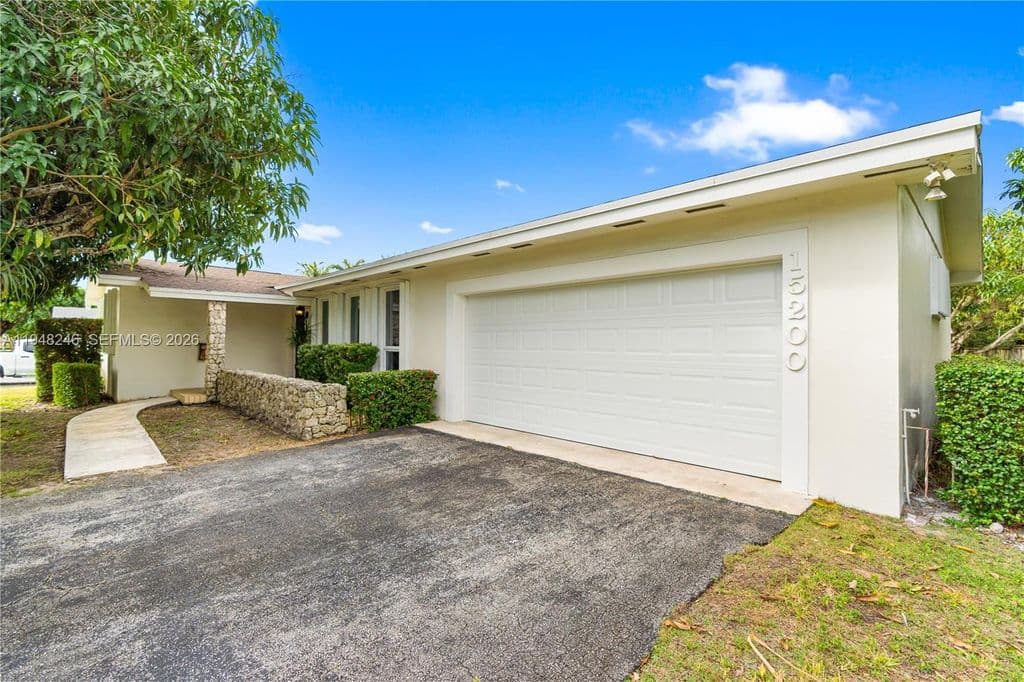 4+1 Müstakil ev — 15200 SW 84th Ave