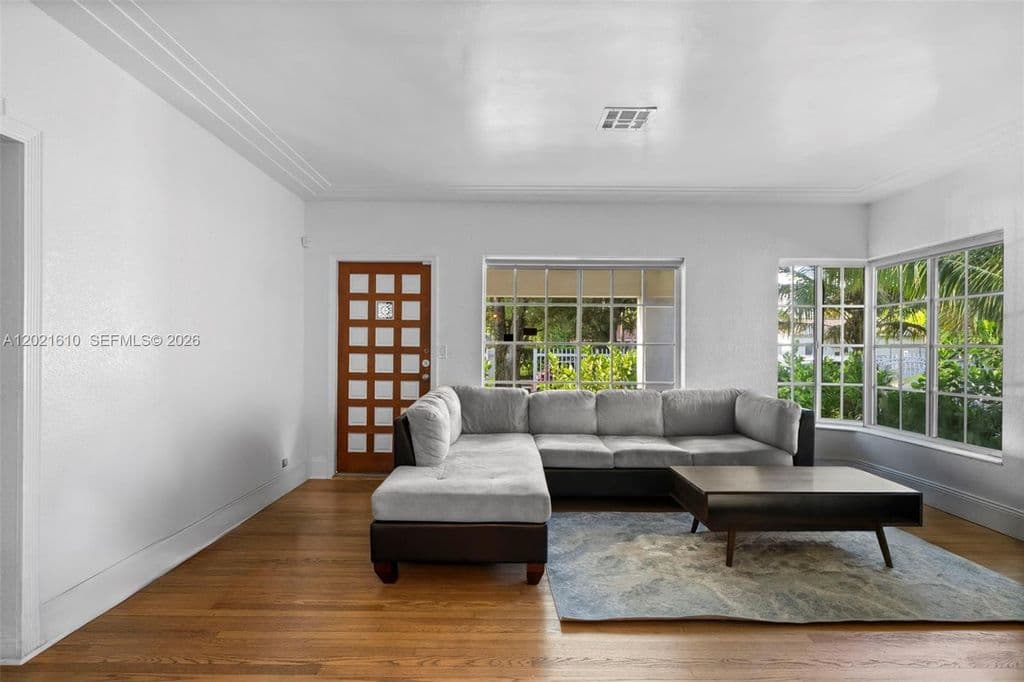 4+1 Müstakil ev — 555 NE 73rd St