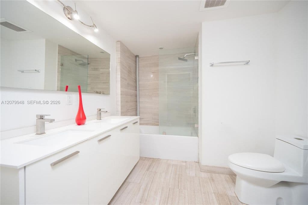 1-bedroom Condo — 1300 Brickell Bay Dr APT 710