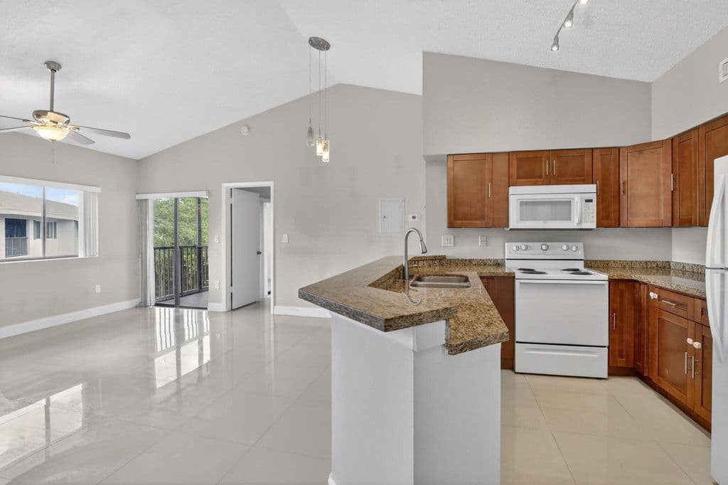 2-bedroom Condo — 2445 SW 18th Terrace #922