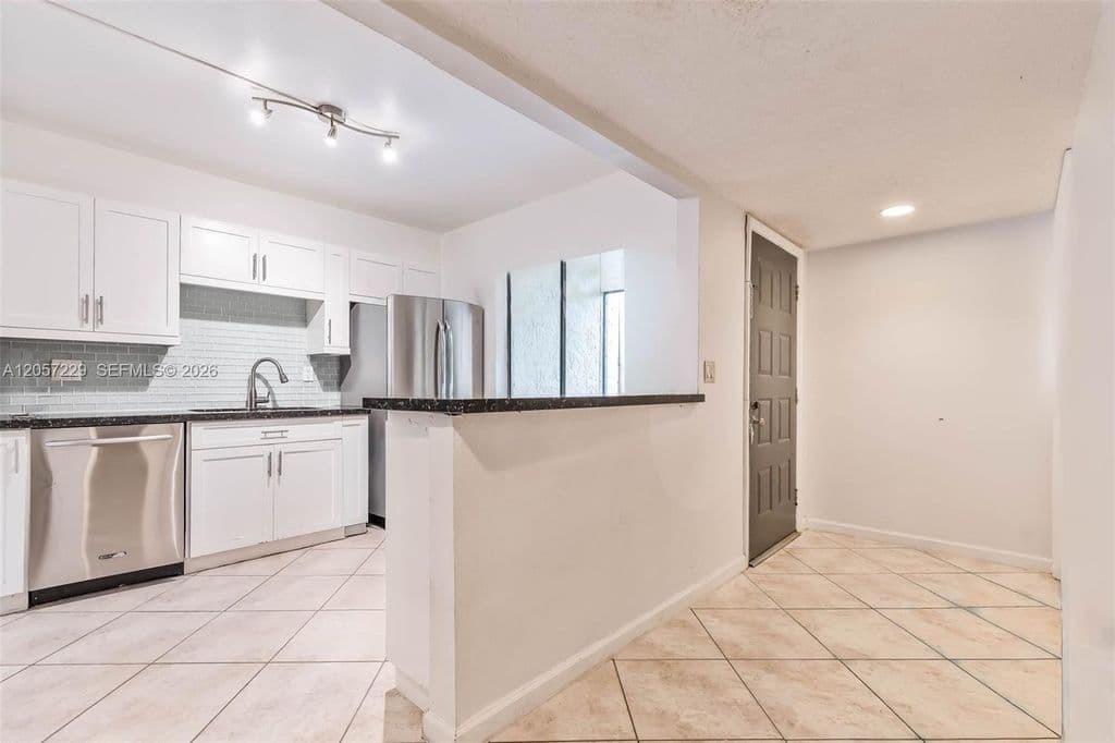 2-bedroom Condo — 325 Lakeview Dr APT 102