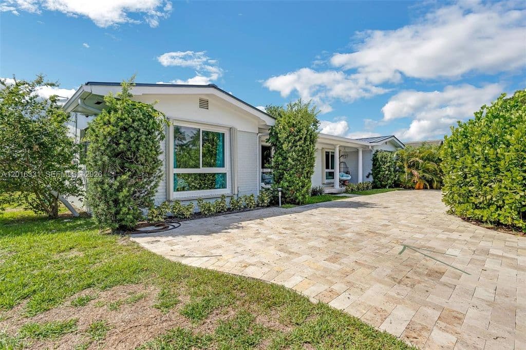 4+1 Müstakil ev — 633 N Crescent Dr