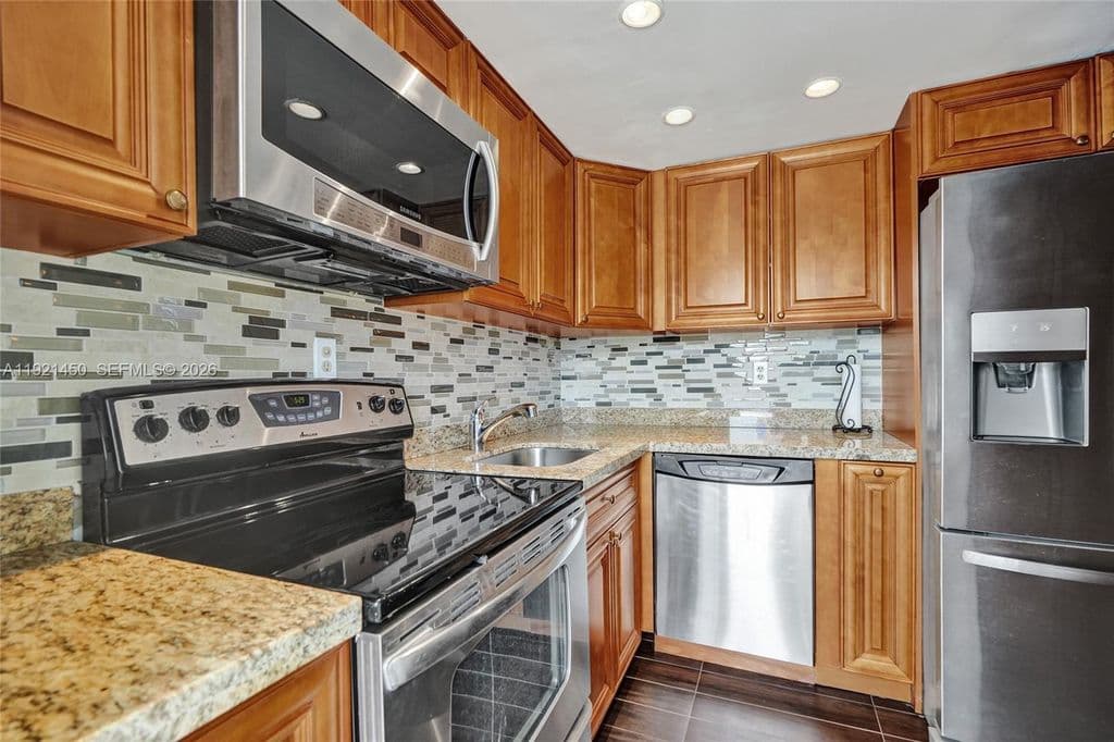 2-bedroom Condo — 1535 SE 15th St APT 208