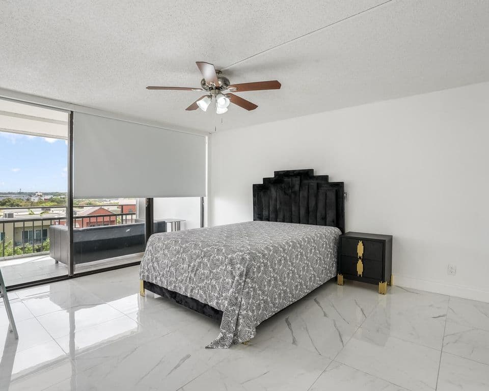 2-bedroom Condo — 1500 Presidential Way #806