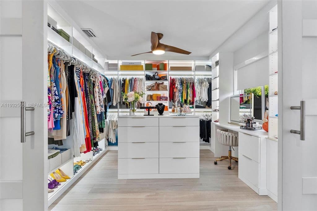 5+1 Müstakil ev — 550 NW 110th Ave