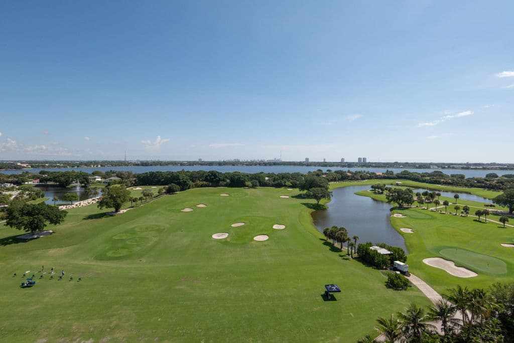2+1 Condo — 2000 Presidential Way #1401