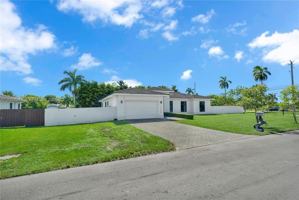 5-bedroom Single-Family Home — 32008 SW 199th Ave