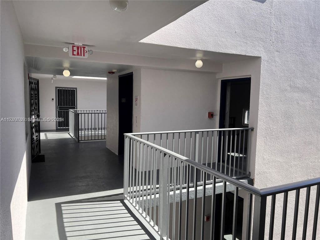 1+1 Condo — 546 SW 1st St APT 611
