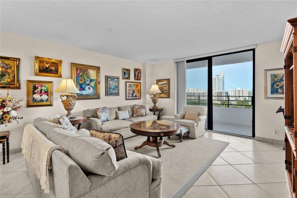 1-bedroom Condo — 2500 Parkview Dr APT 1004