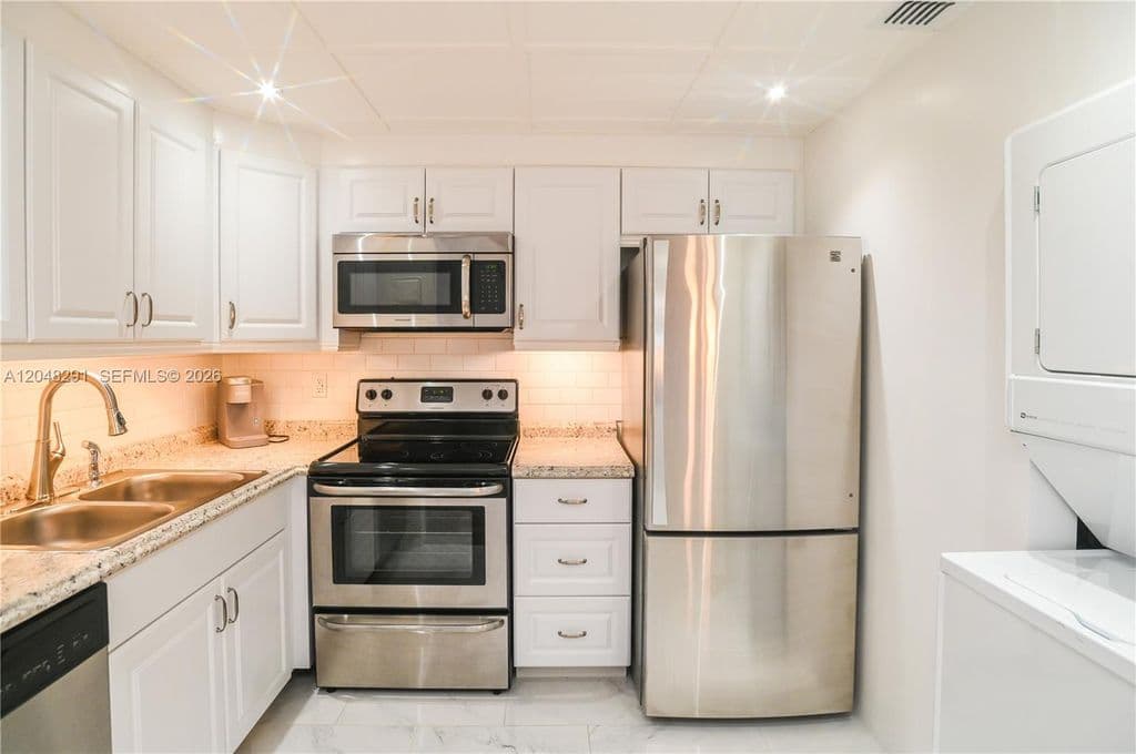 2+1 Condo — 130 Cypress Club Dr APT 324