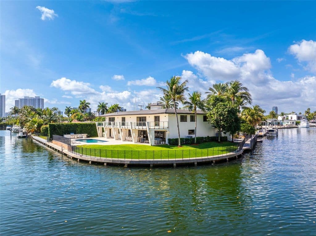 5-bedroom Single-Family Home — 501 Hibiscus Dr
