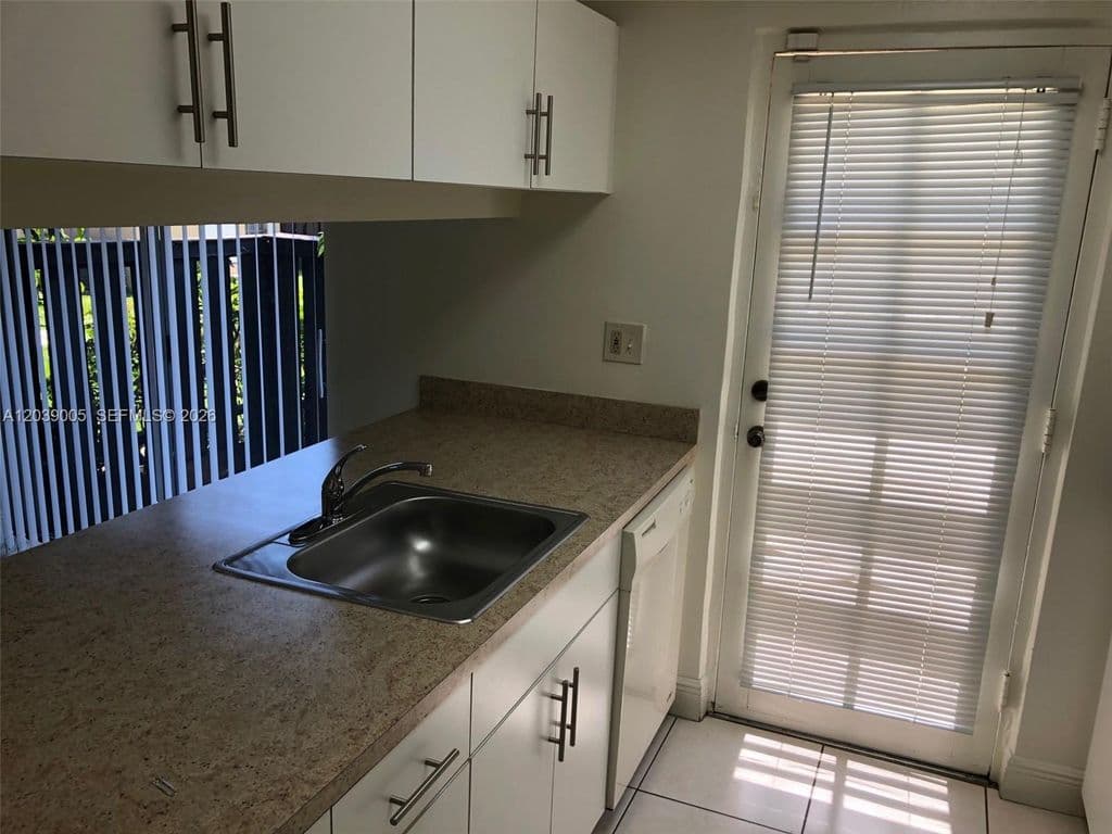 2+1 Mülk — 10808 N Kendall Dr APT Q4