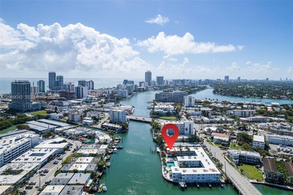 2+1 Condo — 7207 Bay Dr APT 11