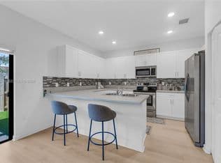 3+1 Townhouse — 21068 NE 8th Ave, Miami, 33179