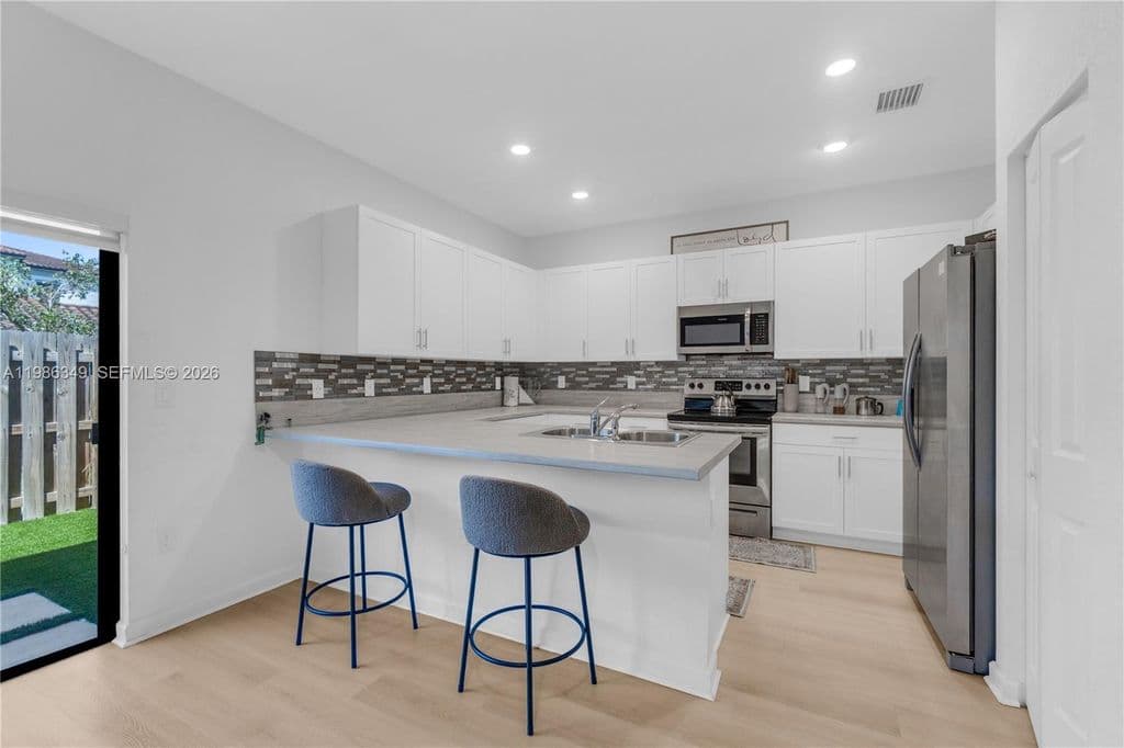 3+1 Mülk — 21068 NE 8th Ave