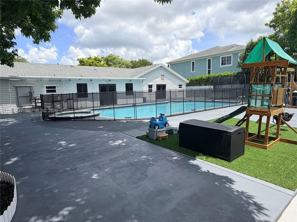 4+1 Müstakil ev — 15042 SW 149th St