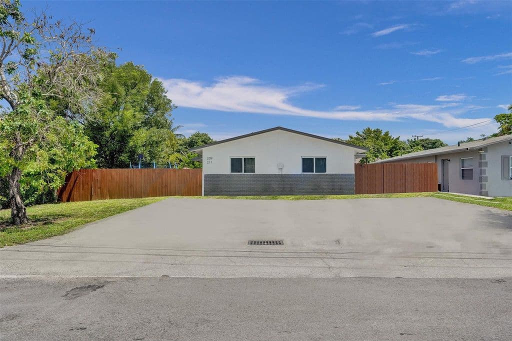 4+1 Mülk — 209 NE 9th Street