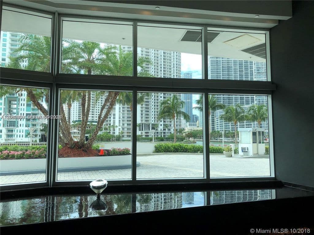 3+1 Condo — 325 Biscayne Blvd #1923