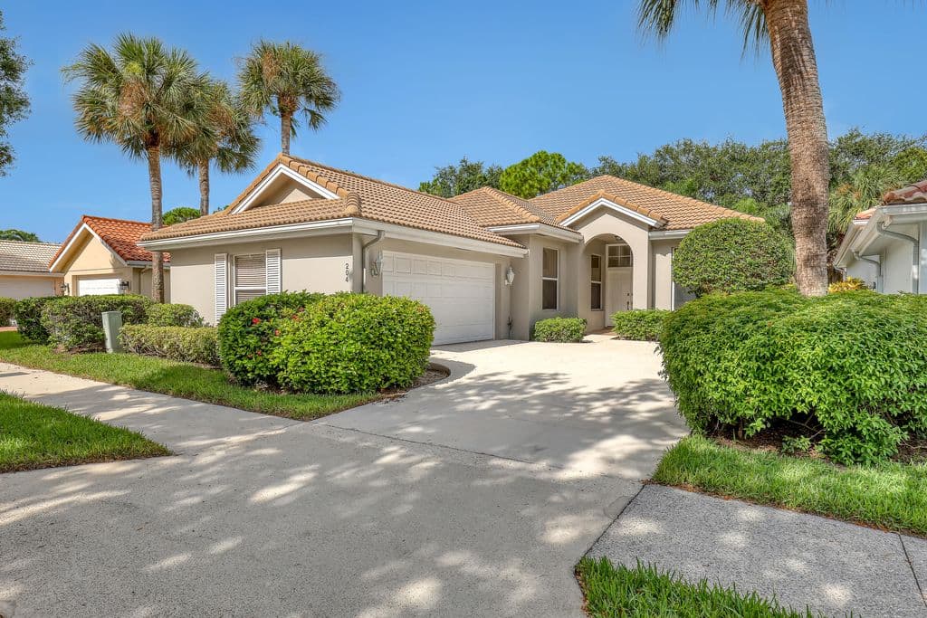 3-bedroom Single-Family Home — 204 S HAMPTON Drive