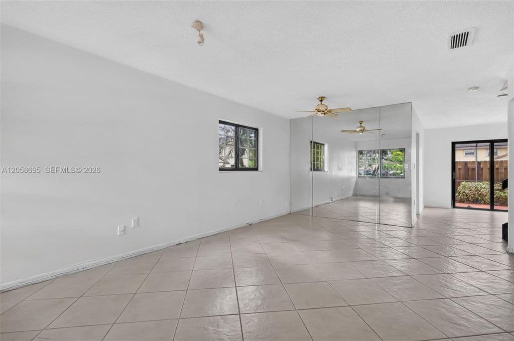 3+1 Mülk — 1130 NE 210th Ter
