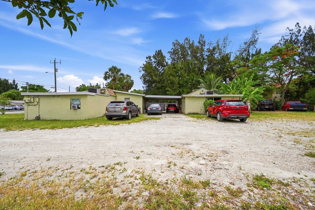 6+1 Mülk — 700 SW 8th Street