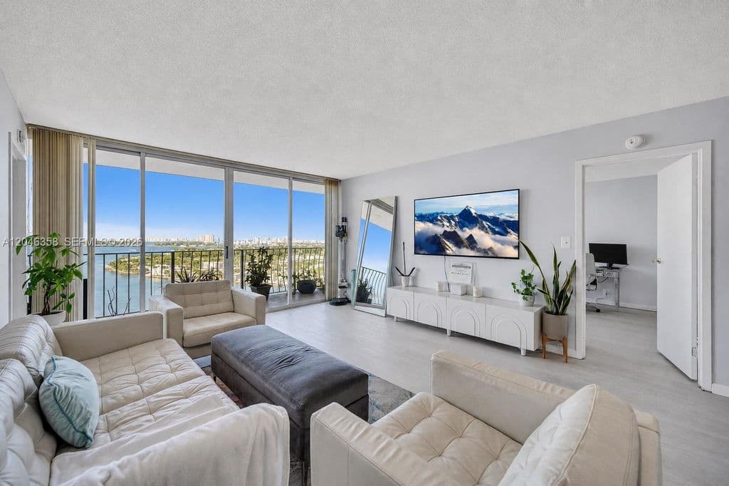 2+1 Condo — 7601 E Treasure Dr APT 2412
