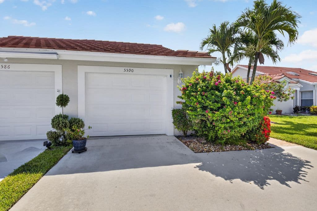 3-bedroom Single-Family Home — 5590 Royal Lake Circle