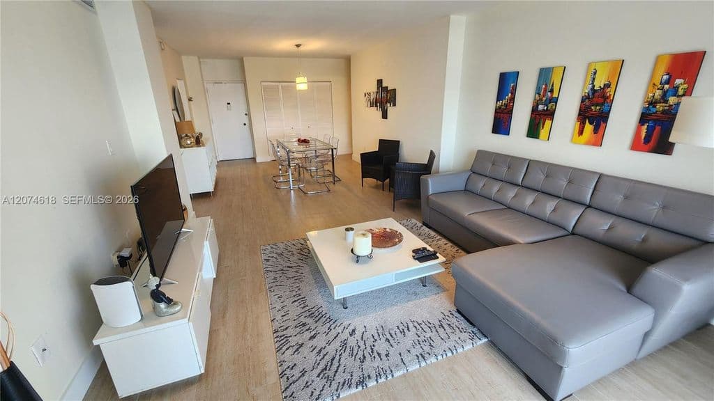1+1 Condo — 500 Bayview Dr APT 1725