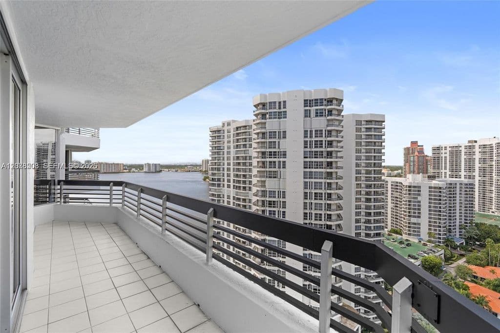 2+1 Condo — 19195 NE 36th Ct APT 2502