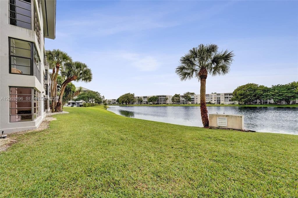 2-bedroom Condo — 1530 Whitehall Dr APT 302
