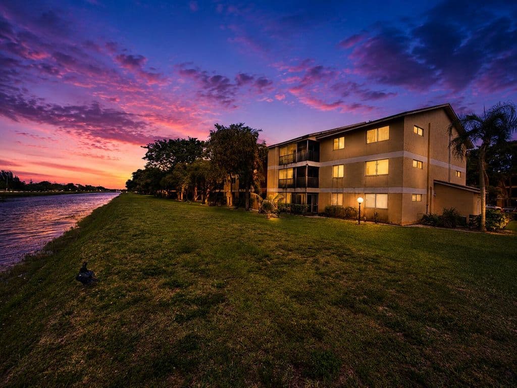 3-bedroom Condo — 3083 N Oakland Forest Drive #308
