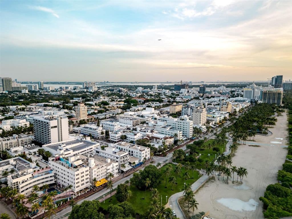 1+1 Condo — 1060 Ocean Dr #D204