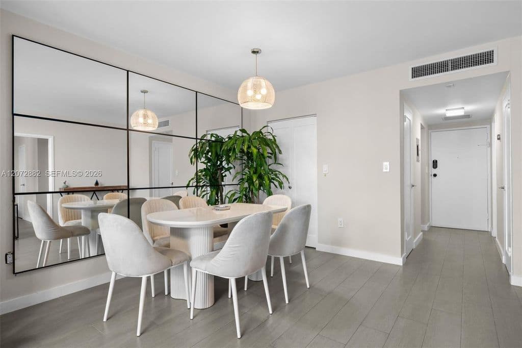 1-bedroom Condo — 2899 Collins Ave APT 1624