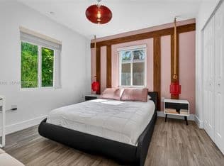 3+1 Müstakil ev — 541 NW 109th St, Miami, 33168