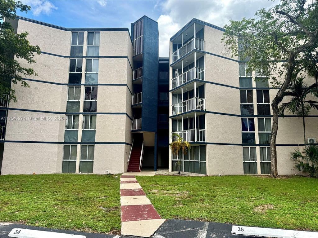 2+1 Condo — 7165 NW 186th St APT A211