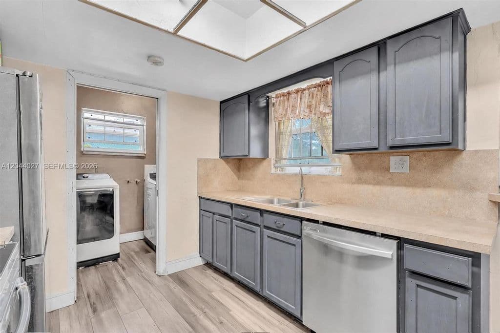 3+1 Müstakil ev — 1808 NW 3rd Ct